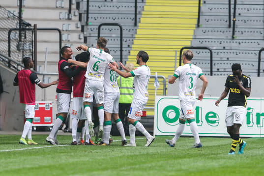 Varbergs Tashreeq Matthews jublar med lagkamrater
