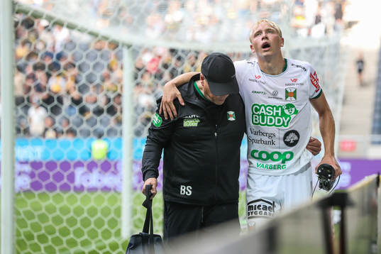 Varbergs André Boman lämnar skadad