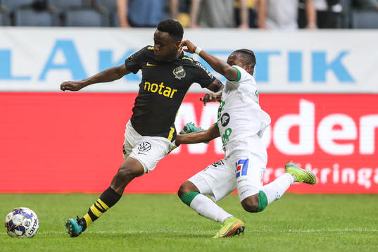 s Erick Otieno och Varbergs Adama Fofana