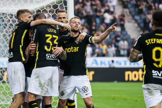 s Filip Rogic jublar med Bojan Radulovic, Mikael Lustig och