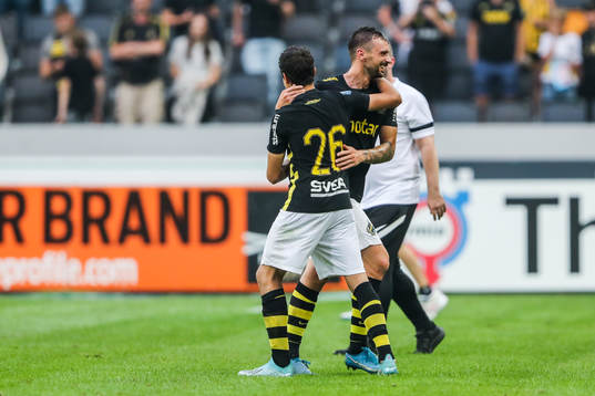 s Yasin Ayari och Filip Rogic  jublar