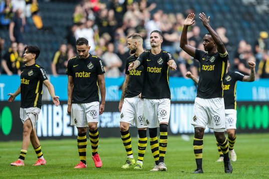 s Mikael Lustig och Henok Goitom jublar