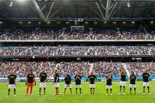 s spelare ställer upp sig innan fotbollsmatchen i