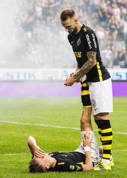 s Alexander Milosevic hjlper Bojan Radulovic