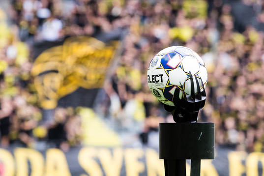 Matchbollen innan fotbollsmatchen i Allsvenskan mellan AIK