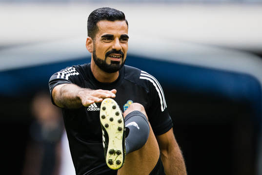 Domare Mohammed Al-Hakim värmer upp innan fotbollsmatchen