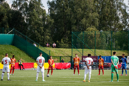 Örebro Syrianskas och Assyriskas spelare i en tyst minut
