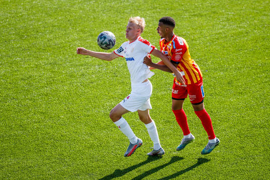 Assyriskas Marcus Linday och Örebro Syrianskas Joel Berhane