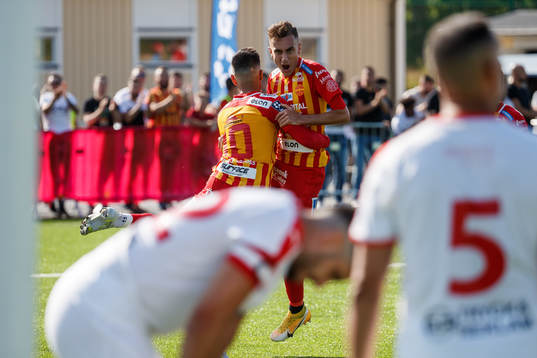 Örebro Syrianskas Eliyo Türkan jublar med Rodin Deprem