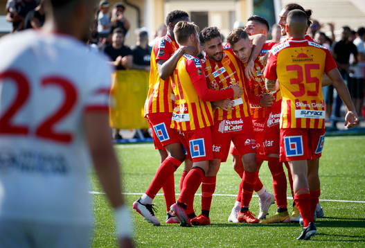 Örebro Syrianskas Eliyo Türkan jublar med Rodin Deprem
