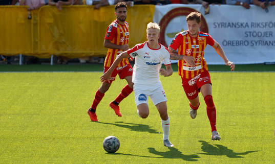 Assyriskas Marcus Linday och Örebro Syrianskas Viktor