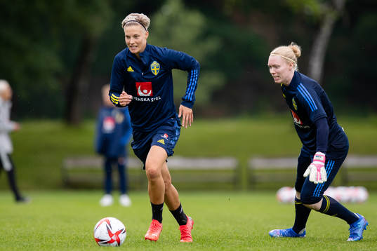 Lina Hurtig och målvakt Hedvig Lindahl