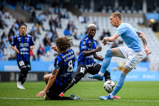 Malmö FFs Sören Rieks mot Sirius Tim Björkström och