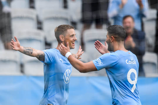 Malmö FFs Sören Rieks jublar med Antonio Colak