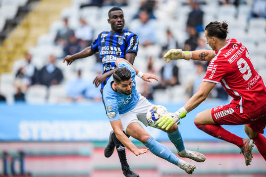 Sirius Patrick Nwadike och målvakt David Mitov Nilsson mot