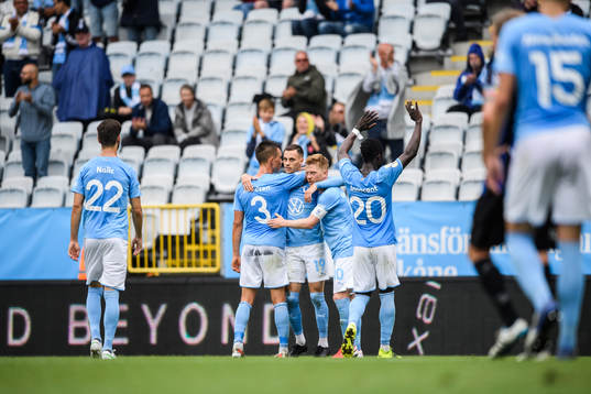 Malmö FFs Veljko Birmancevic jublar med Jonas Knudsen och