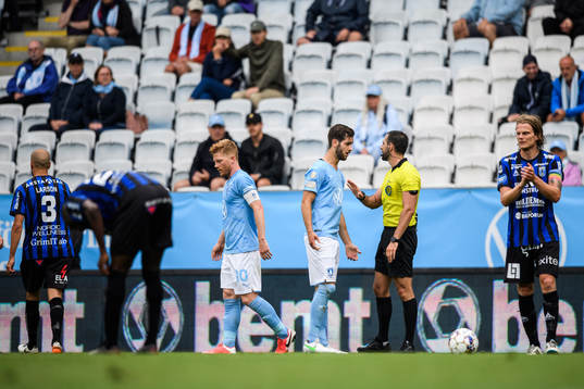 Malmö FFs Adi Nalic i samtal med domaren