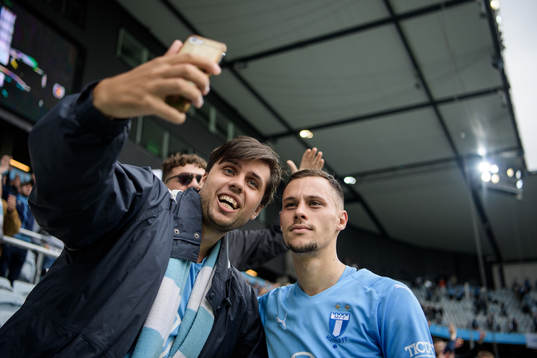 Malmö FFs Veljko Birmancevic med supportrar