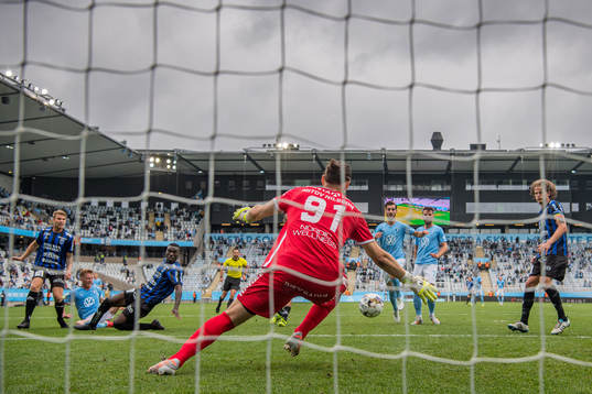 Malmö FFs Anders Christiansen (tv) gör 4-0 bakom Sirius