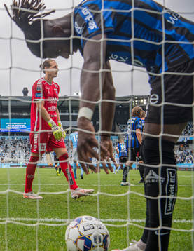Sirius målvakt David Mitov Nilsson och Joseph Colley deppar