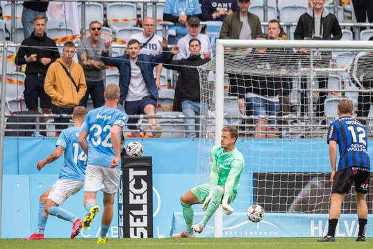 Malmö FFs målvakt Johan Dahlin med en räddning