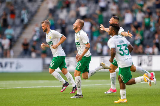Hammarbys Darijan Bojanic jublar med lagkamrater