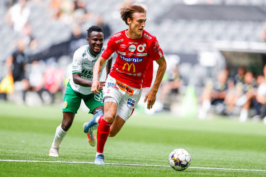Degerfors Gustav Granath jagas av Hammarbys David Accam