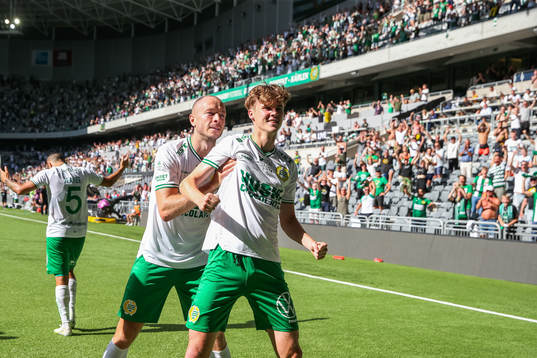 Hammarbys Jon Gudni Fjoluson jublar med målskytten till