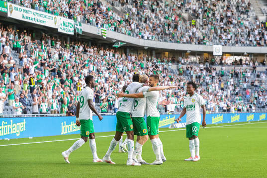 Hammarbys Gustav Ludwigson jublar med lagkamrater