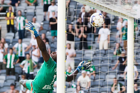 Degerfors målvakt Ismael Diawara släpper in en frispark