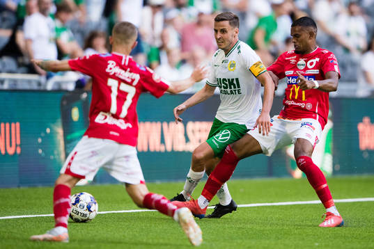 Hammarbys Jeppe Andersen i kamp om bollen med Degerfors