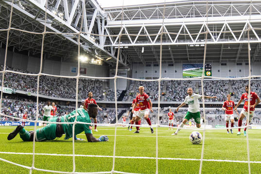 Hammarbys Akinkunmi Amoo gör 2-1 för Hammarbys bakom