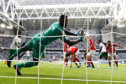 Degerfors målvakt Ismael Diawara med en räddning