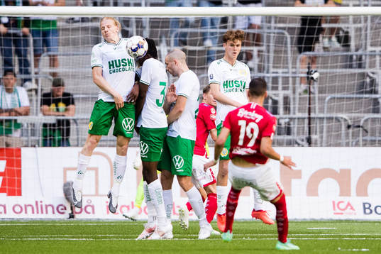 Degerfors Abdelrahman Saidi med en frispark mot en mur