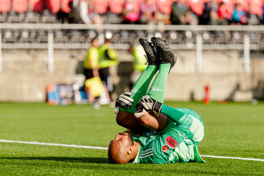 Östersunds målvakt Aly Keita deppar