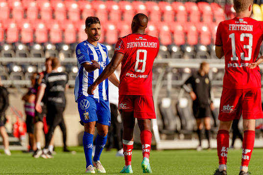 IFK Göteborgs Hosam Aiesh tackar Östersunds Isak