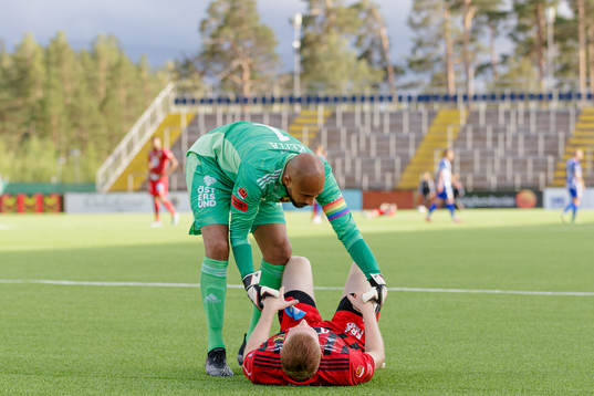Östersunds målvakt Aly Keita deppar med Simon Kroon