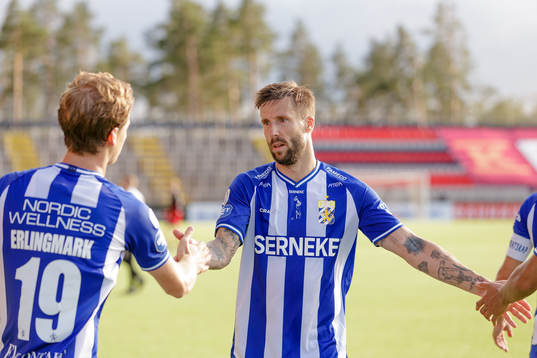 IFK Göteborgs Mattias Bjärsmyr jublar med August