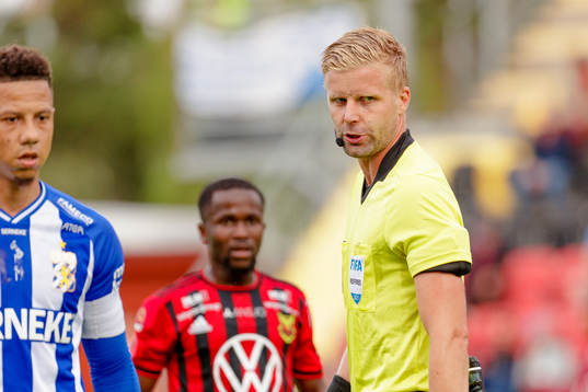 domare Glenn Nybergunder fotbollsmatchen i Allsvenskan