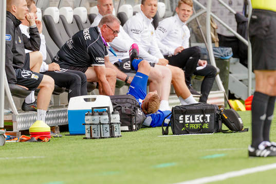 IFK Göteborgs Sebastian Eriksson krockar med spelarbåset