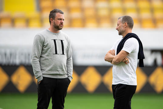 Elfsborgs manager Jimmy Thelin samtalar med Örebros Axel