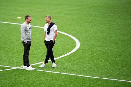 Elfsborgs manager Jimmy Thelin samtalar med Örebros Axel