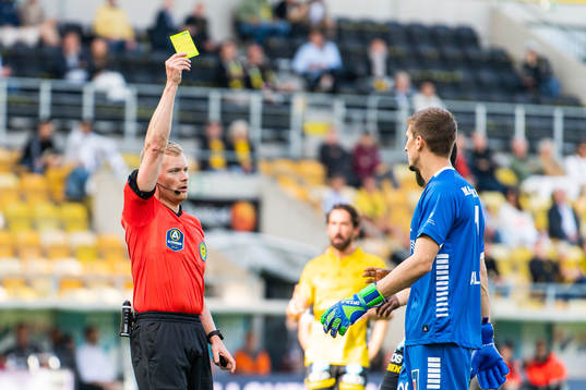 Domare Fredrik Klitte ger Örebros målvakt Bobby Allain
