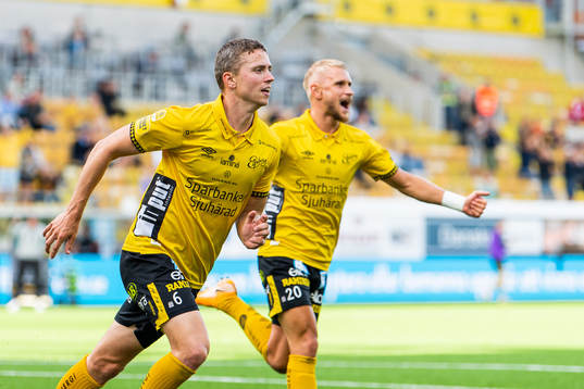 Elfsborgs André Rømer jublar bredvid Simon Strand