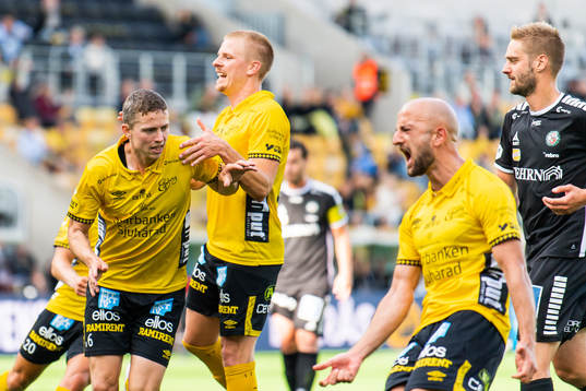 Elfsborgs André Rømer jublar bredvid Per Frick
