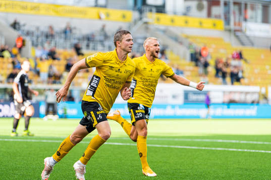 Elfsborgs André Rømer jublar bredvid Simon Strand