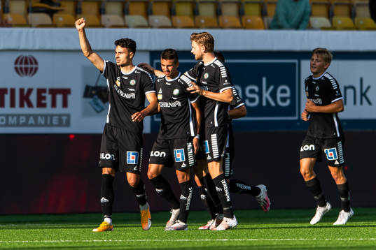 Örebros Deniz Hümmet (till vänster) jublar med