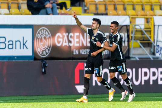 Örebros Deniz Hümmet (till vänster) jublar med
