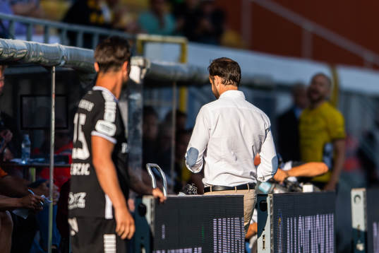 Örebros tränare Vitor Gazimba lämnar