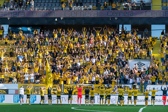 Elfsborgs spelare jublar med supportrarna